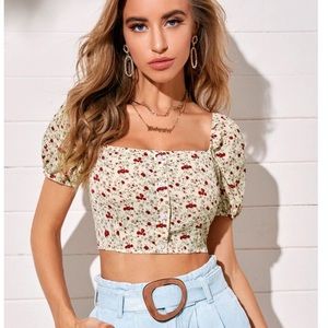 Button front floral crop top.🥀